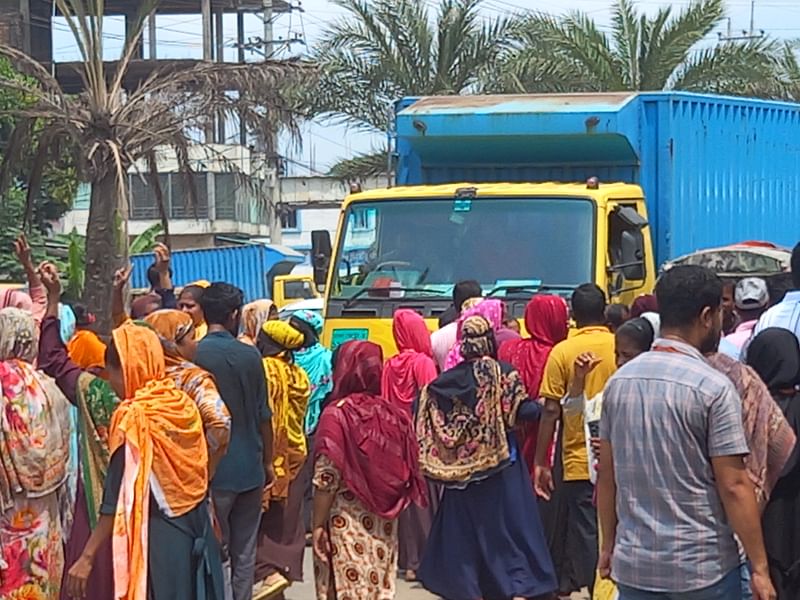 সাভারে আজ বৃহস্পতিবার পলাশবাড়ী-বাইপাইল সড়ক অবরোধ করে বিক্ষোভ করেন তৈরি পোশাক কারখানার শ্রমিকেরা